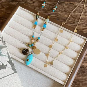 Collier de style ethnique rétro avec perles colorées et un pendentif ovale en turquoise