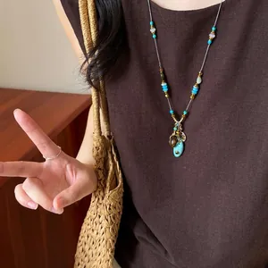 Collier de style ethnique vintage avec perles colorées et pendentif turquoise