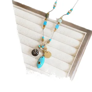 Collier vintage bohème avec pendentif ovale en turquoise et perles.