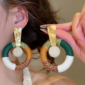 Exquisite Retro-Ohrringe im ethnischen Stil mit buntem Baumwollseil und weißer Harzperle
