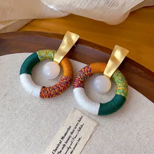Vintage ethnische runde Creolen mit Baumwollseil umwickelt und Harzperle-Akzent