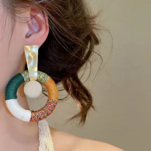 Retro-Ohrringe im ethnischen Stil mit mehrfarbigem Baumwollseil und weißer Harzperle