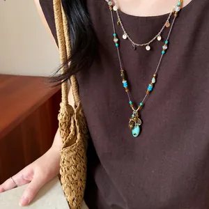 Vue détaillée d'un collier ethnique bohème à perles multicouches sur une mannequin