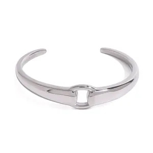 Bracelet jonc ouvert élégant en acier titane argenté poli avec un élément de design à boucle
