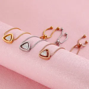 Verstellbares Edelstahl-Armband mit geometrischem Dreieck und Pavé-Steinen für Damen