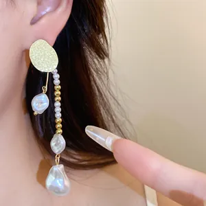 Elegante Detailansicht französischer Ohrringe mit Barockperlen und langen Quasten