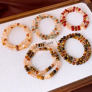 Vue détaillée des bracelets double couche en perles d'œil de tigre et cristal