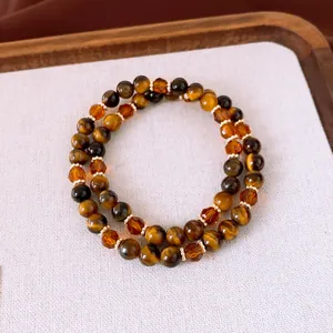 Vue détaillée d'un bracelet double couche en pierres d'œil de tigre naturel pour femme