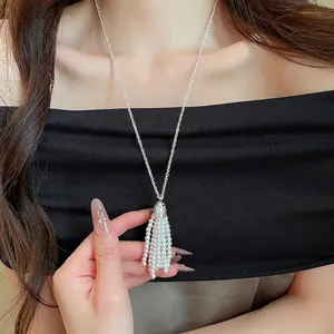 Elegante lange Halskette mit Perlenquasten-Anhänger und feiner silberfarbener Kette