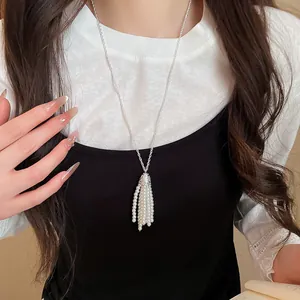 Detailaufnahme einer Vintage Perlenquasten Halskette an einem Modell in Großaufnahme