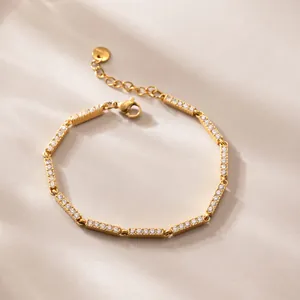 Vue détaillée d'un élégant bracelet en acier inoxydable plaqué or 18 carats et zircone.