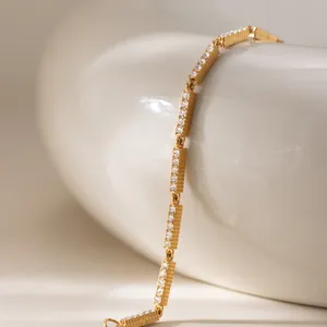 Bracelet élégant en acier inoxydable plaqué or 18 carats avec accents de zircon
