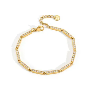 Bracelet élégant en acier inoxydable plaqué or 18 carats avec maillons en zircon