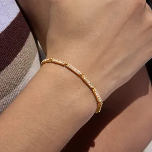 Bracelet tennis élégant en acier inoxydable plaqué or 18 carats avec oxydes de zirconium