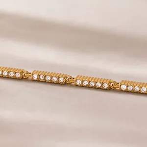 Gros plan des maillons de bracelet en acier inoxydable plaqué or 18k avec zircons