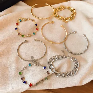 Modisches Herz-Glasperlen-Armband und gedrehtes Armreif-Set aus Gold und Silber Schmuck