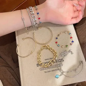 Elegantes Set aus Glasperlenarmbändern mit Herz und gedrehten Metallarmreifen
