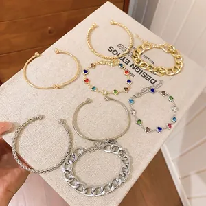 Modisches Armband-Set in Gold und Silber mit Glasperlen und gedrehten Reifen für Damen