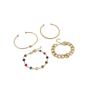 Wunderschönes 4-teiliges goldenes Armband-Set mit bunten Herzperlen und gedrehtem Manschetten-Design