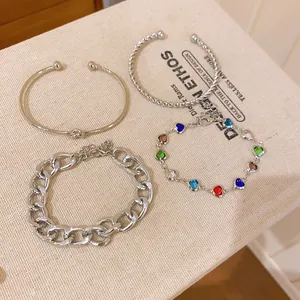 Detailansicht von 4-tlg. silbernen Armband-Set mit Herzperlen und Armreifen