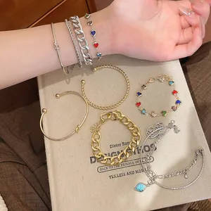 Detailansicht eines Herzperlen-Glasketten- und gedrehten Metallarmband-Sets für Damen