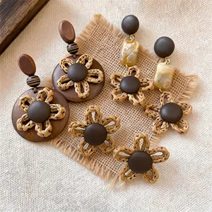 Boucles d'oreilles pendantes fleurs vintage avec pétales en paille tressée et bois.