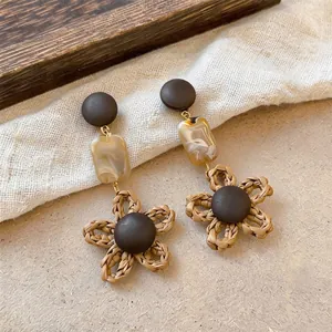 Boucles d'oreilles pendantes fleurs tissées vintage avec perles marbrées