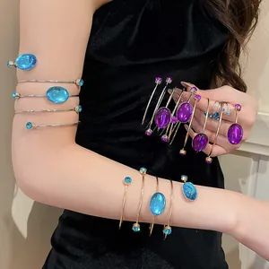 Vue détaillée de bracelets de bras et de bagues bohèmes vintage avec strass sur modèle