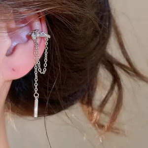 Eleganter silberner Stern-Quasten-Ohrclip mit glitzernden Strasssteinen ohne Ohrlöcher