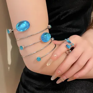 Détail d'un ensemble de bracelet et bague de style bohème avec cristaux bleu vif