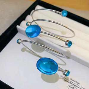 Gros plan détaillé d'un bracelet de bras spirale bohème en argent avec strass bleu ciel