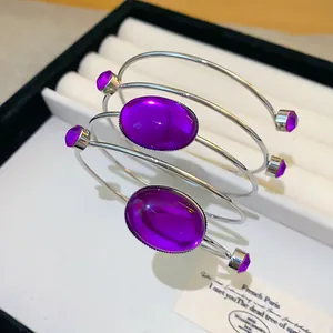Détail macro d'un bracelet manchette bohème vintage argenté avec de grandes pierres violettes