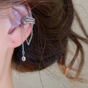 Detailansicht einer eleganten silbernen Quasten-Ohrmanschette mit funkelnden Steinen