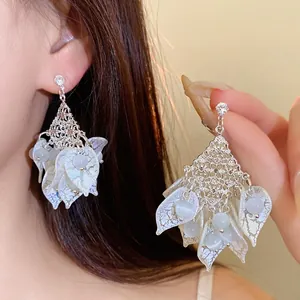 Elegante Silbernadel-Blütenohrringe mit Katzenaugenstein und filigranem Rauten-Design