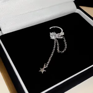 Detailansicht eines eleganten Stern-Ohrclips mit glänzenden Quasten und Strass