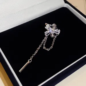 Eleganter silberner Blumen-Ohrclip mit langer Quastenkette in einer luxuriösen Schmuckschatulle.