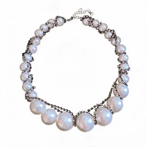Elegante Perlenkette im französischen Stil mit funkelnden Strasssteinen für einen Luxus-Look.
