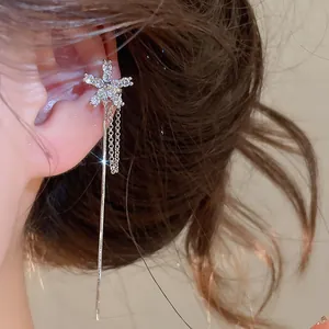 Detailansicht eines eleganten silbernen Stern-Ohrclips mit langen Quasten für das Ohr
