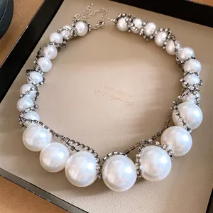 Detaillierte Nahaufnahme einer luxuriösen Perlenkette im französischen Stil mit Strass