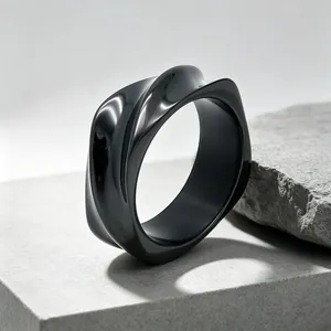 Détail d'une bague en acier titane noir de 8mm avec un design moderne en spirale 3D.