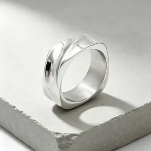 Gros plan d'une bague torsadée en acier titane de 8mm montrant sa texture polie et brillante
