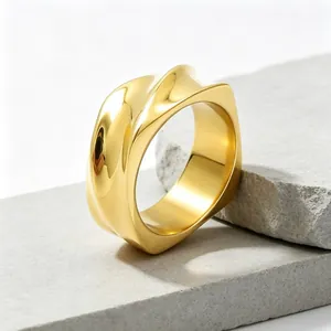 Gros plan détaillé d'une bague unisexe en acier titane torsadé doré de 8 mm