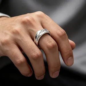 Vue détaillée macro d'une bague en acier au titane torsadée en spirale de 8mm sur un doigt