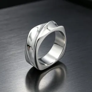 Vue détaillée d'une bague torsadée en acier inoxydable de 8 mm de large avec finition polie