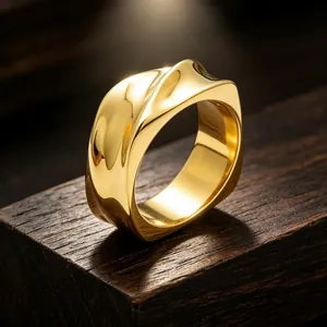 Gros plan d'une bague spirale torsadée de 8 mm en acier au titane poli doré.