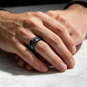Gros plan d'une bague en acier titane noir torsadé de 8 mm sur une main d'homme