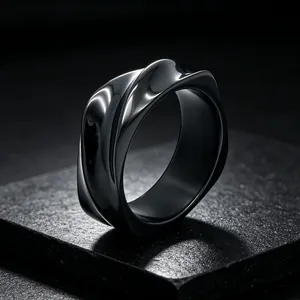 Détail d'une bague torsadée de 8 mm en acier titane noir avec une finition polie