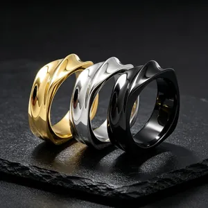 Vue détaillée de bagues en acier titane torsadées de 8 mm en or, argent et noir mat