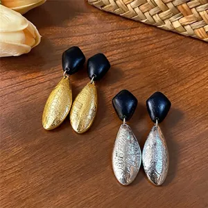 Elegante geometrische strukturierte Tropfenohrringe in Gold und Silber Finish