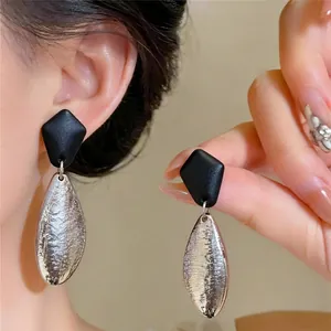 Geometrische Holz- und Silber-Ohrringe mit Falten-Oval im modischen Vintage-Stil